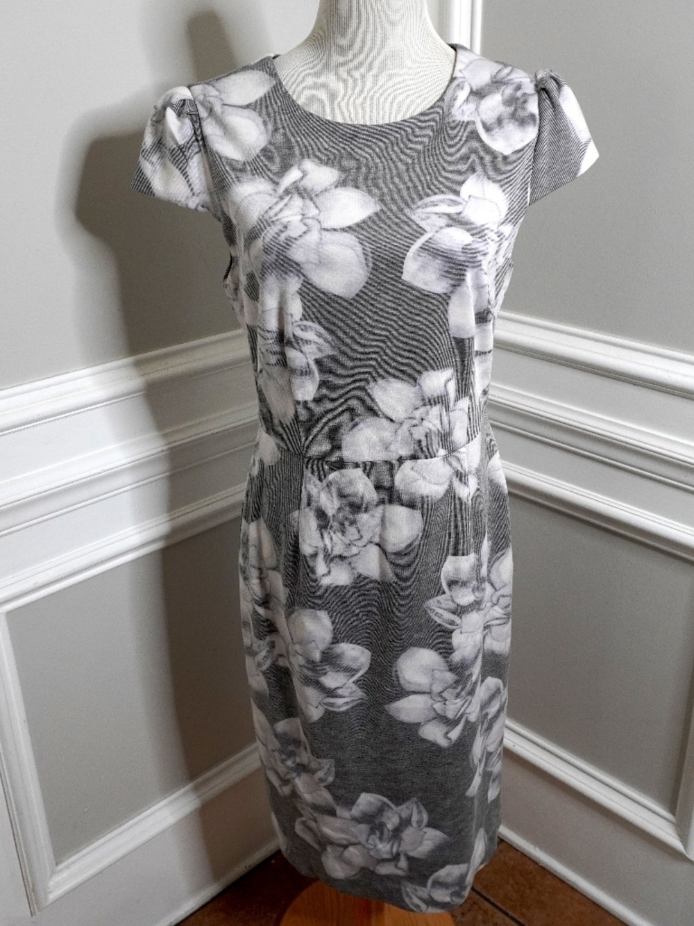 BETSEY JOHNSON Heath Gray Floral Sheath Short Sleeve Dress, Size 8